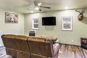 1 Mi to Hunting: Cozy & Secluded Stout Cabin