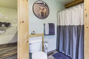 1 Mi to Hunting: Cozy & Secluded Stout Cabin
