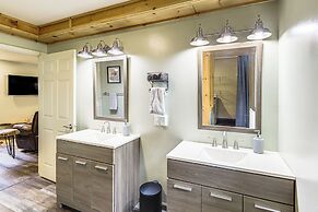 1 Mi to Hunting: Cozy & Secluded Stout Cabin