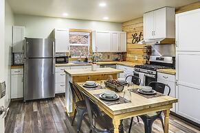 1 Mi to Hunting: Cozy & Secluded Stout Cabin