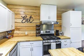 1 Mi to Hunting: Cozy & Secluded Stout Cabin