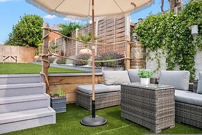 Host Stay Iris Cottage