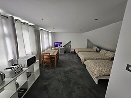 Self Contained Studio Near Windsor Attractions!