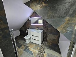 Self Contained Studio Near Windsor Attractions!