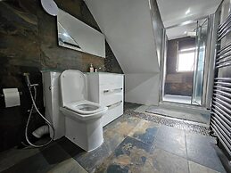 Self Contained Studio Near Windsor Attractions!