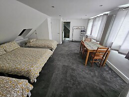 Self Contained Studio Near Windsor Attractions!