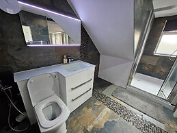 Self Contained Studio Near Windsor Attractions!