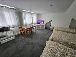 SnoozeDen Westmead – Windsor Castle & Legoland