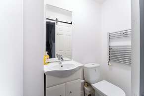 4-bed Home in Purley Near Gatwick Airport London