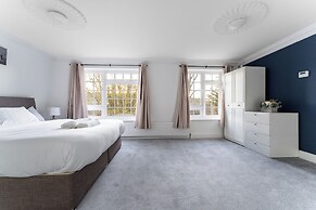 4-bed Home in Purley Near Gatwick Airport London