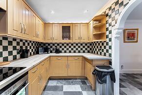 4-bed Home in Purley Near Gatwick Airport London