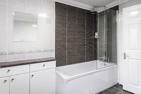 4-bed Home in Purley Near Gatwick Airport London
