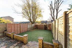 4-bed Home in Purley Near Gatwick Airport London