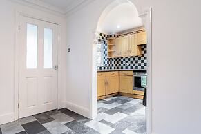 4-bed Home in Purley Near Gatwick Airport London