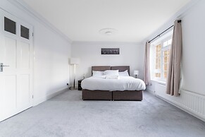 4-bed Home in Purley Near Gatwick Airport London