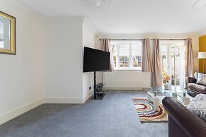 4-bed Home in Purley Near Gatwick Airport London