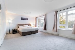 4-bed Home in Purley Near Gatwick Airport London
