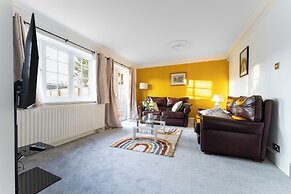 4-bed Home in Purley Near Gatwick Airport London