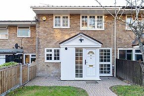 4-bed Home in Purley Near Gatwick Airport London