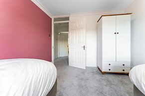 4-bed Home in Purley Near Gatwick Airport London