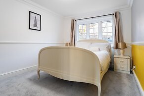 4-bed Home in Purley Near Gatwick Airport London