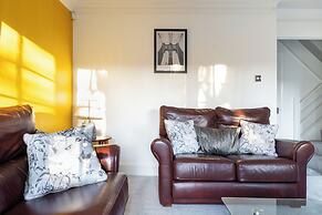 4-bed Home in Purley Near Gatwick Airport London