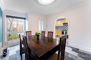 4-bed Home in Purley Near Gatwick Airport London