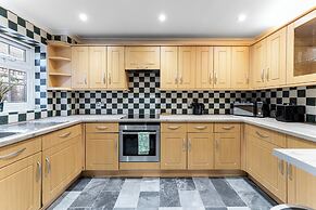 4-bed Home in Purley Near Gatwick Airport London