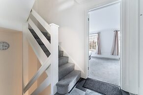 4-bed Home in Purley Near Gatwick Airport London