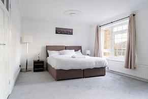 4-bed Home in Purley Near Gatwick Airport London