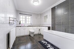 4-bed Home in Purley Near Gatwick Airport London