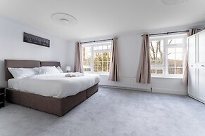 4-bed Home in Purley Near Gatwick Airport London