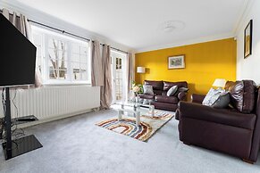 4-bed Home in Purley Near Gatwick Airport London
