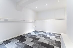 4-bed Home in Purley Near Gatwick Airport London