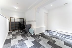 4-bed Home in Purley Near Gatwick Airport London