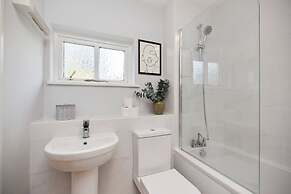 The Isleworth Place - Stunning 1bdr Flat With Balcony
