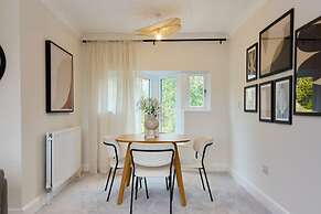 The Isleworth Place - Stunning 1bdr Flat With Balcony