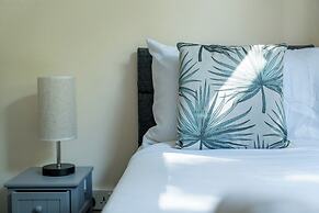 Redhill Retreat - Cozy 2 Bedroom Apartment