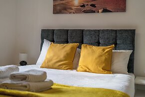 Spacious 1 Bedroom Apartment w/ Parking in Crawley