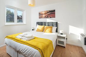 Spacious 1 Bedroom Apartment w/ Parking in Crawley