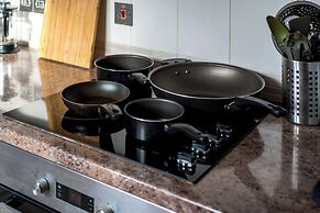 Spacious 1 Bedroom Apartment w/ Parking in Crawley