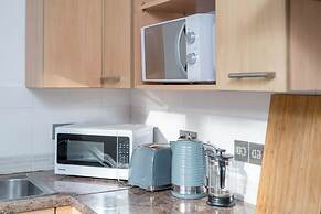 Spacious 1 Bedroom Apartment w/ Parking in Crawley