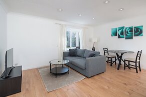 Spacious 1 Bedroom Apartment w/ Parking in Crawley