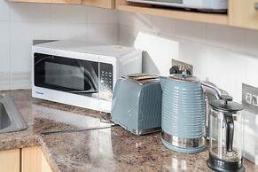 Spacious 1 Bedroom Apartment w/ Parking in Crawley