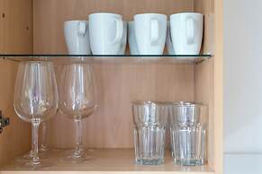 Spacious 1 Bedroom Apartment w/ Parking in Crawley