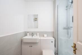 Spacious 1 Bedroom Apartment w/ Parking in Crawley