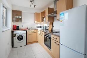 Spacious 1 Bedroom Apartment w/ Parking in Crawley