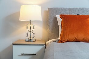 Modern 1-bedroom in Crawley With Free Parking