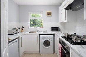 Modern 1-bedroom in Crawley With Free Parking