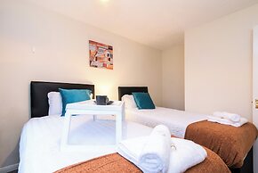 Spacious 3-bedroom Apartment w/ Private Garden